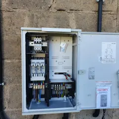 Jak podłączyć uziemienie w rozdzielni - uniknij niebezpieczeństw elektrycznych