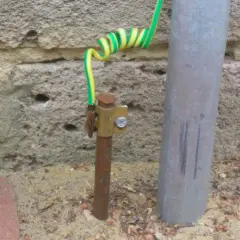 Jak podłączyć uziemienie w starej instalacji i uniknąć niebezpieczeństw