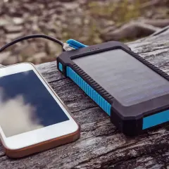 Jak naładować telefon bez prądu? Skuteczne metody w trudnych sytuacjach