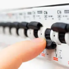 Jaki bezpiecznik do 4kW? Uniknij kosztownych błędów w doborze