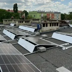 Fotowoltaika na gruncie: gdzie umieścić inwerter dla efektywności?