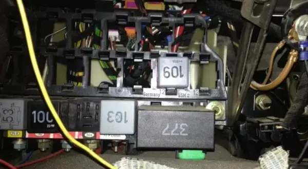 Gdzie są bezpieczniki w Golfie 4? Odkryj ich lokalizację i problemy