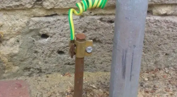 Jak podłączyć uziemienie w starej instalacji i uniknąć niebezpieczeństw