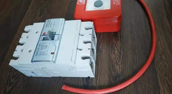 Kiedy wymagany jest przeciwpożarowy wyłącznik prądu w budynkach?