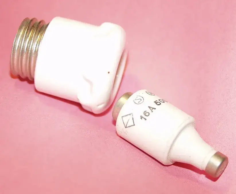Zdjęcie Jak działa bezpiecznik? Poznaj sekrety ochrony instalacji elektrycznych